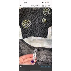 Thin sweater with floral appliqués